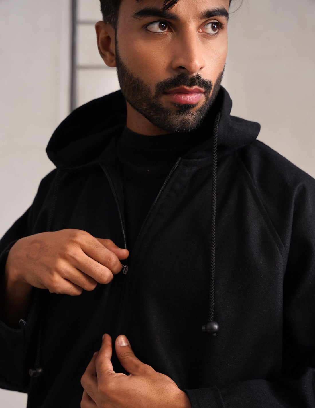 Black Hooded Long Coat-Style Men’s Phiran – Kashmiri Tweed Winter Pheran | AAGAZ