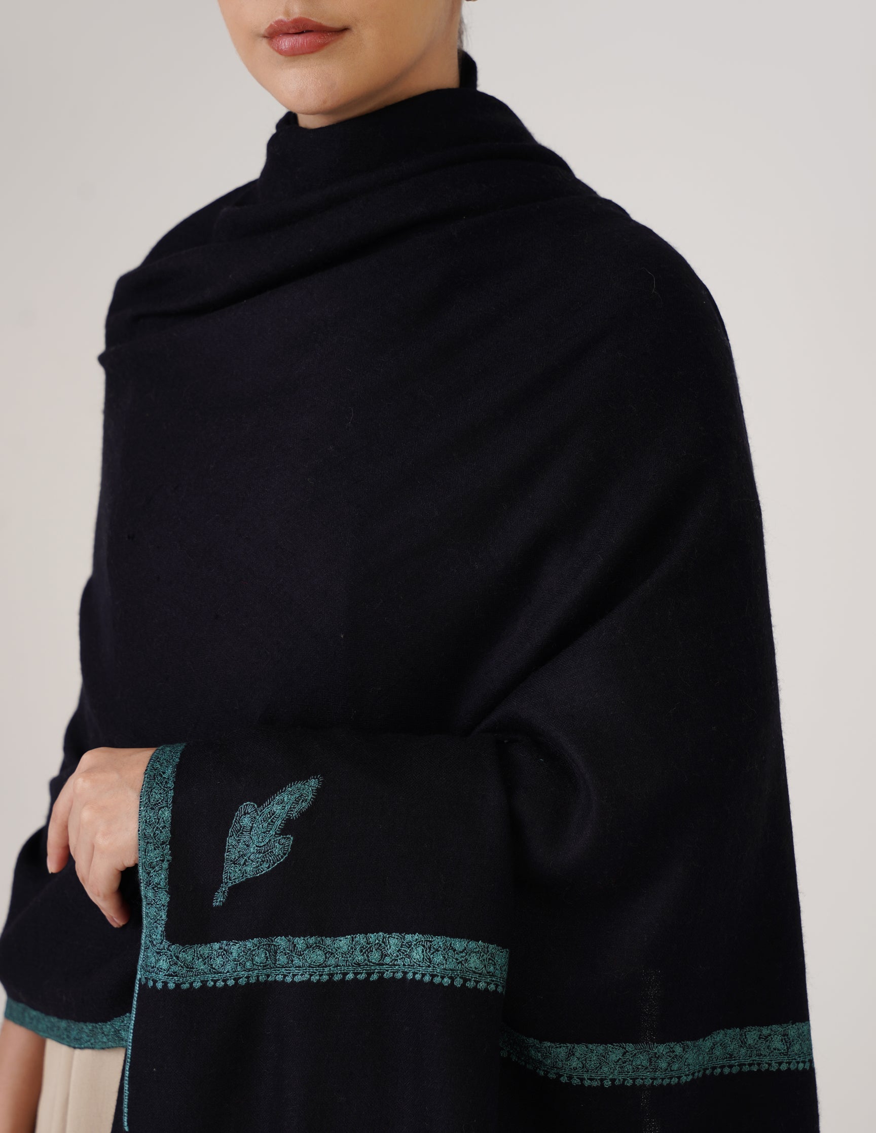 Kashmiri Handwoven Pashmina Sozni Shawl Hashidaar – Black | Sea Green Heritage - Kashmir Box