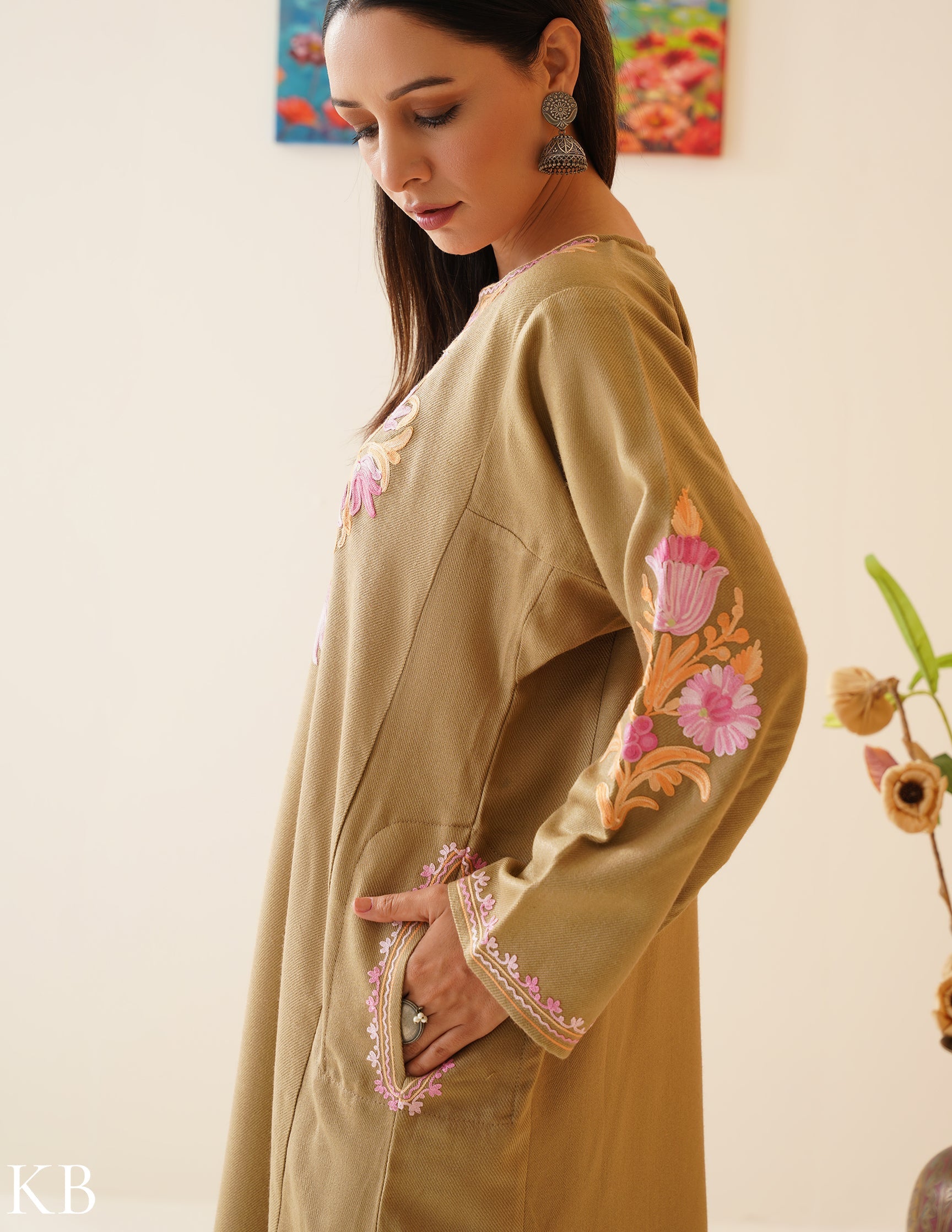 Rang-e-Khizan Lotus Graced Aari Brown Phiran - Kashmir Box