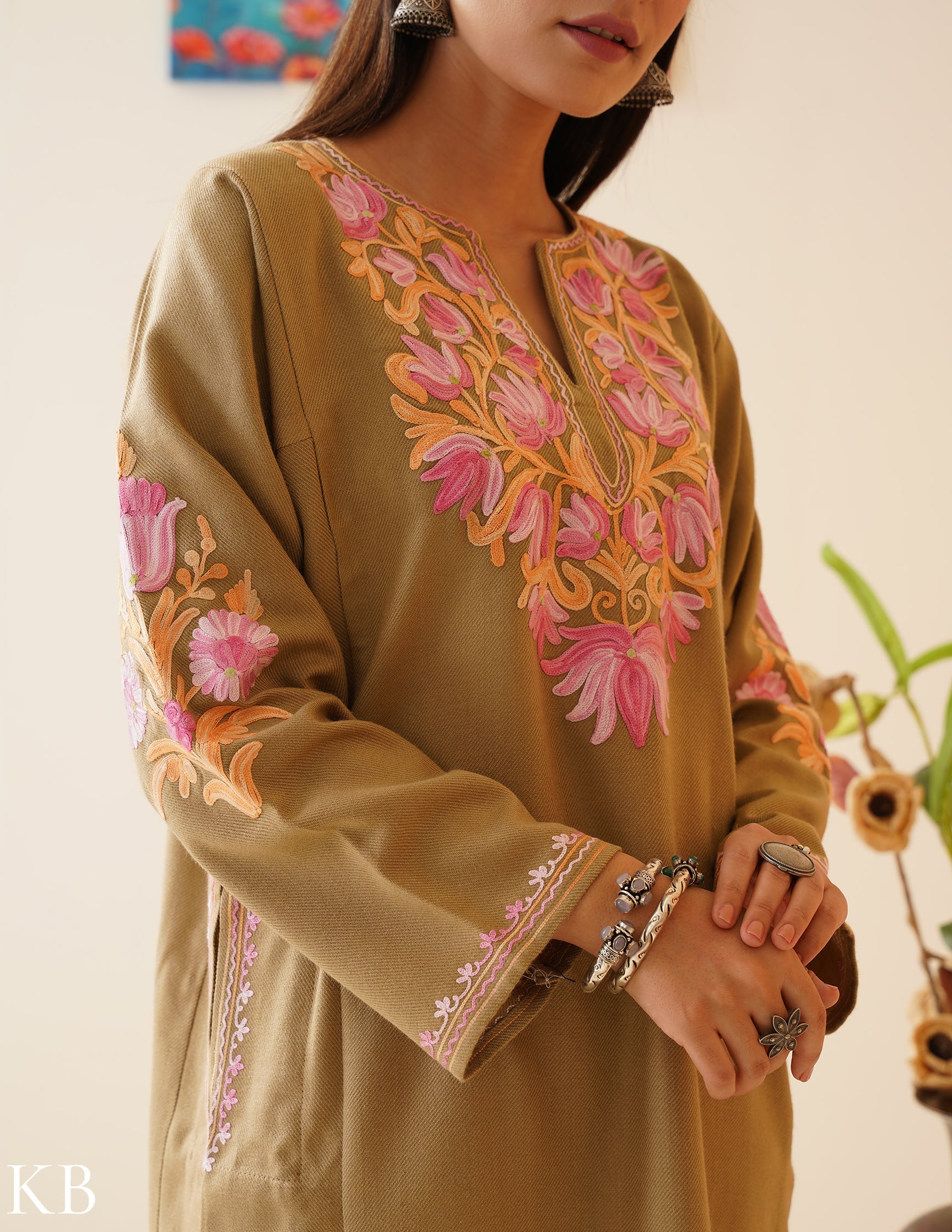 Rang-e-Khizan Lotus Graced Aari Brown Phiran - Kashmir Box