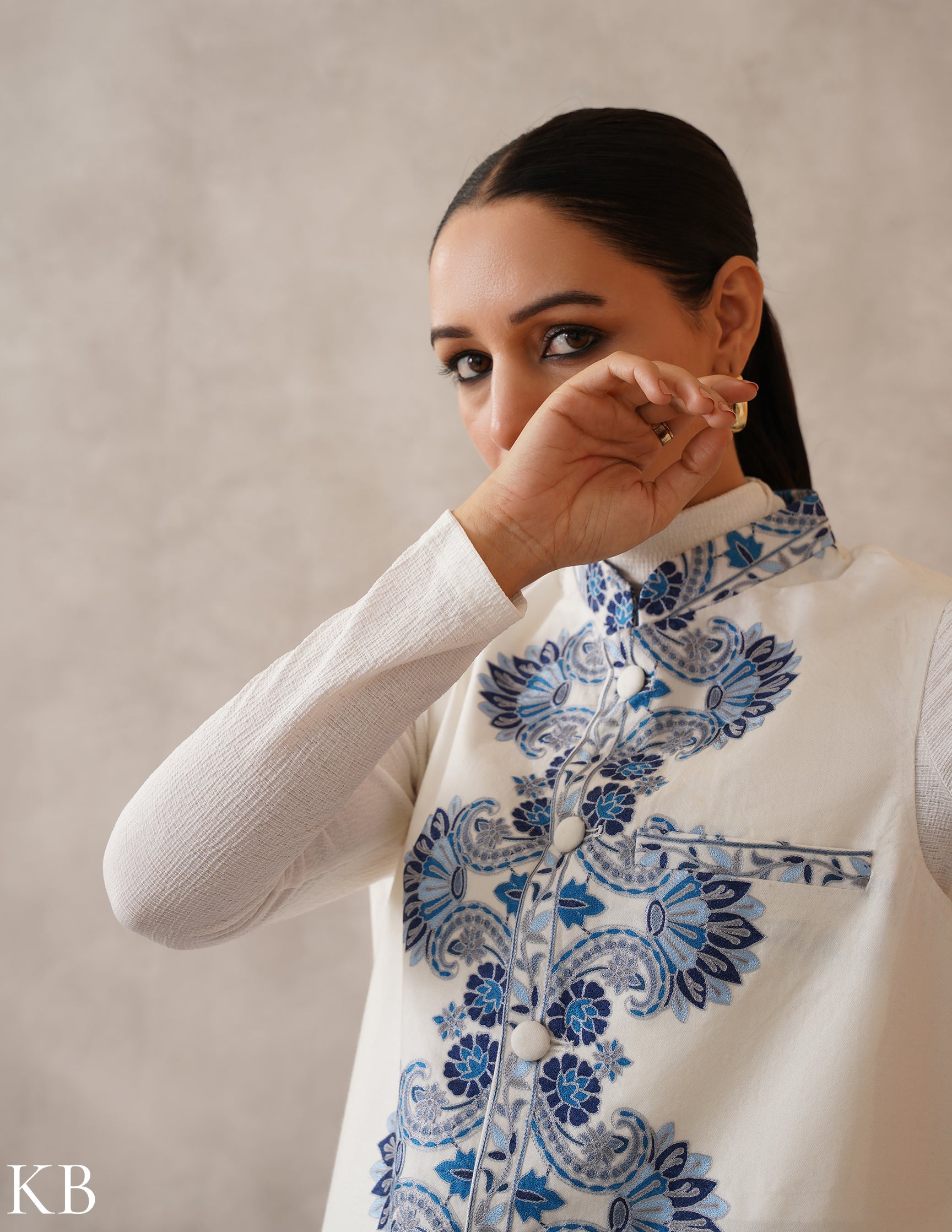 Nayaab Cream-White Kashmiri Aari Fine Wool Waistcoat - Kashmir Box