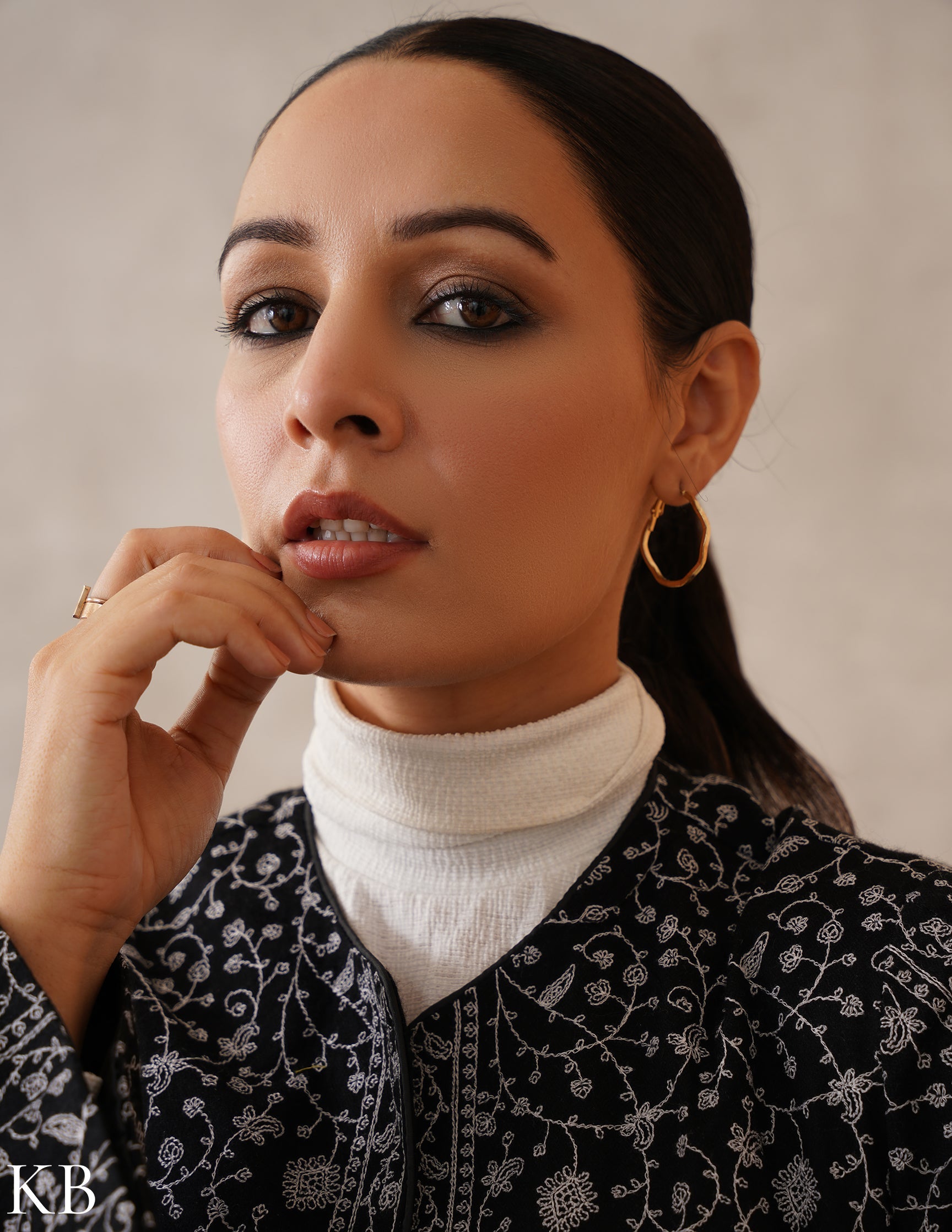 Nayaab Classic Black Kashmiri Sozni Fine Wool Cape Jacket - Kashmir Box