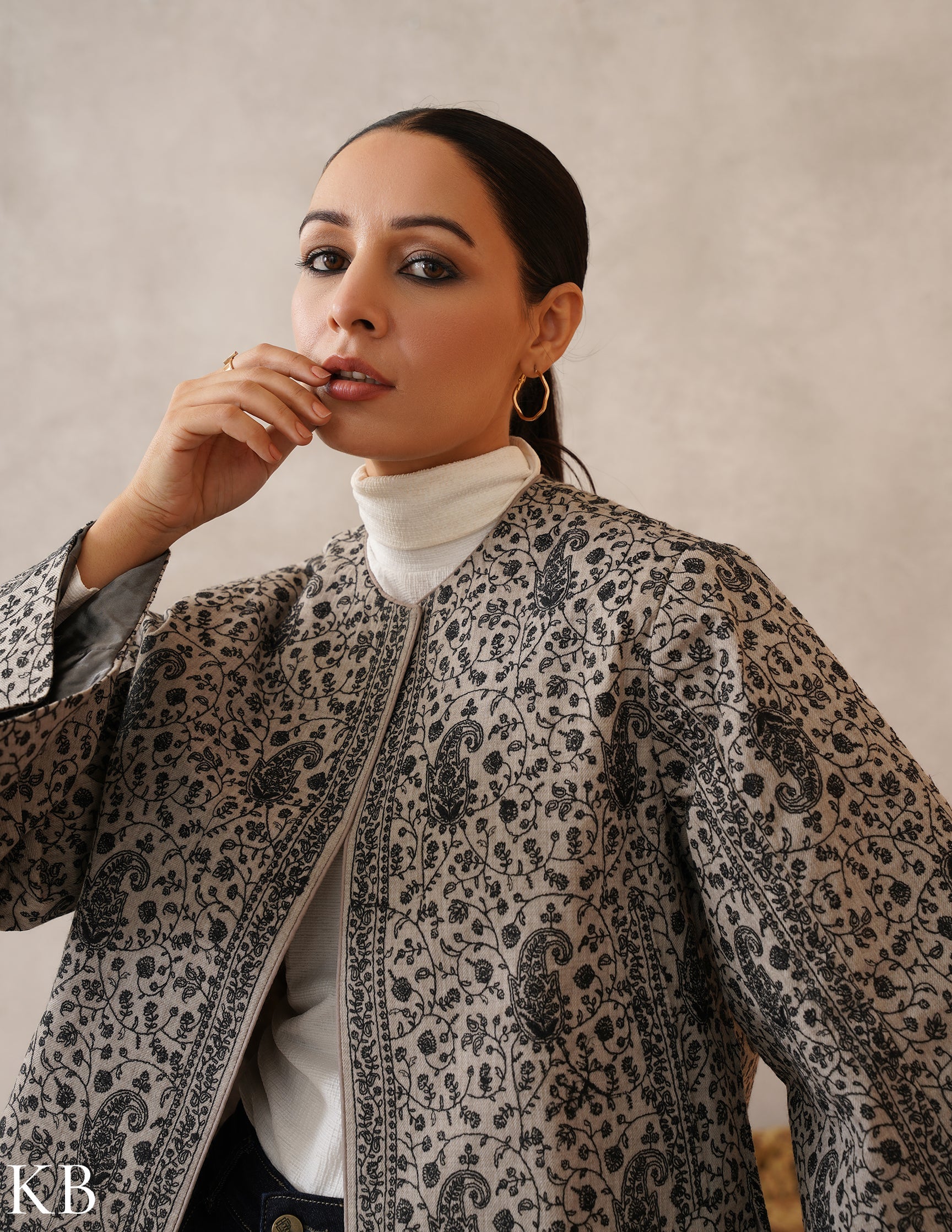 Nayaab Light Grey Kashmiri Sozni Fine Wool Cape Jacket