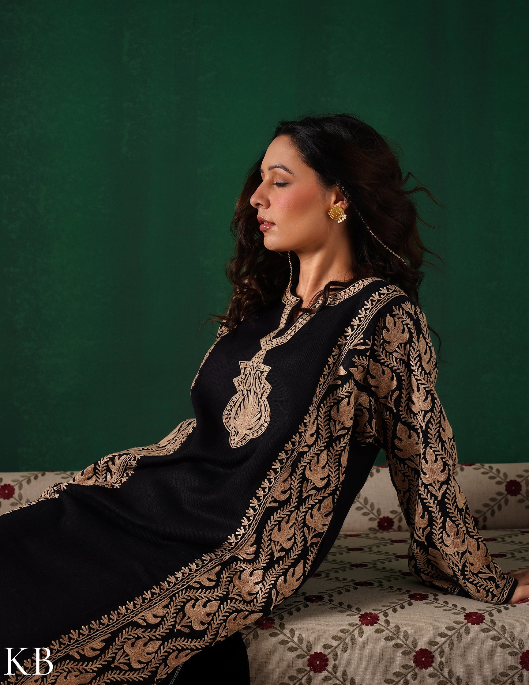 Kashmiri Light Brown Aari Embroidered Woollen Phiran – Black | Timeless Winter Wear