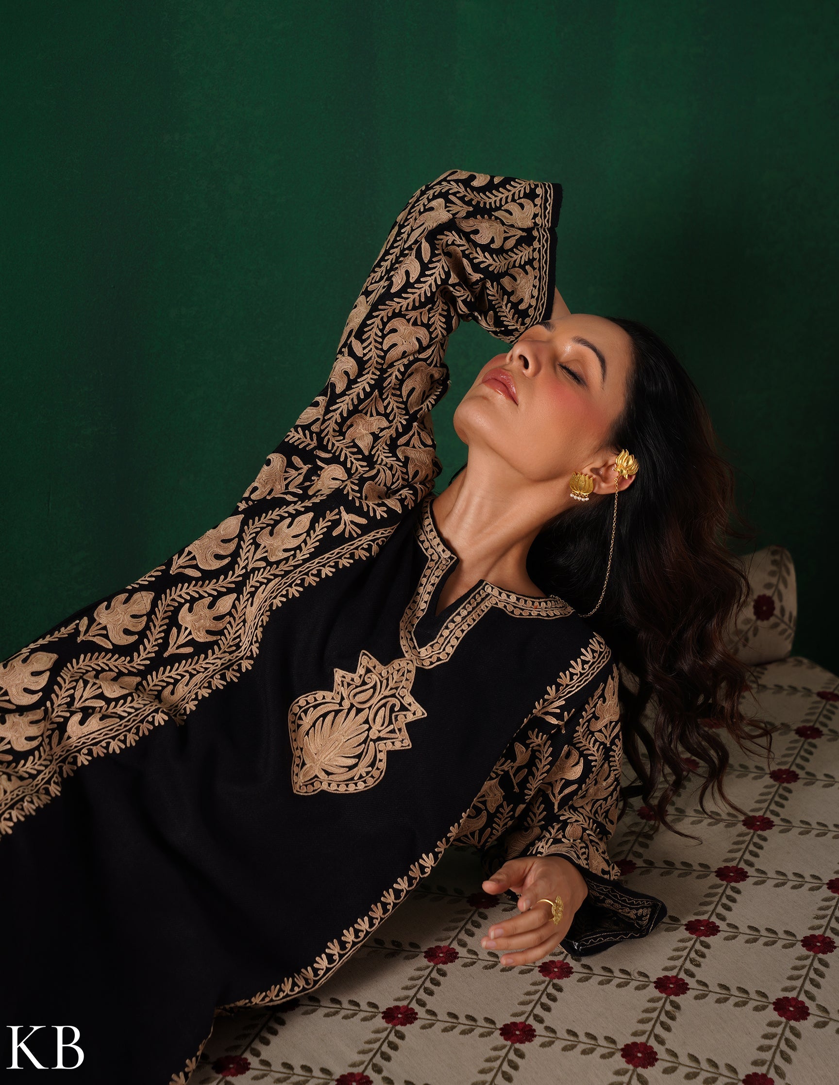 Kashmiri Light Brown Aari Embroidered Woollen Phiran – Black | Timeless Winter Wear