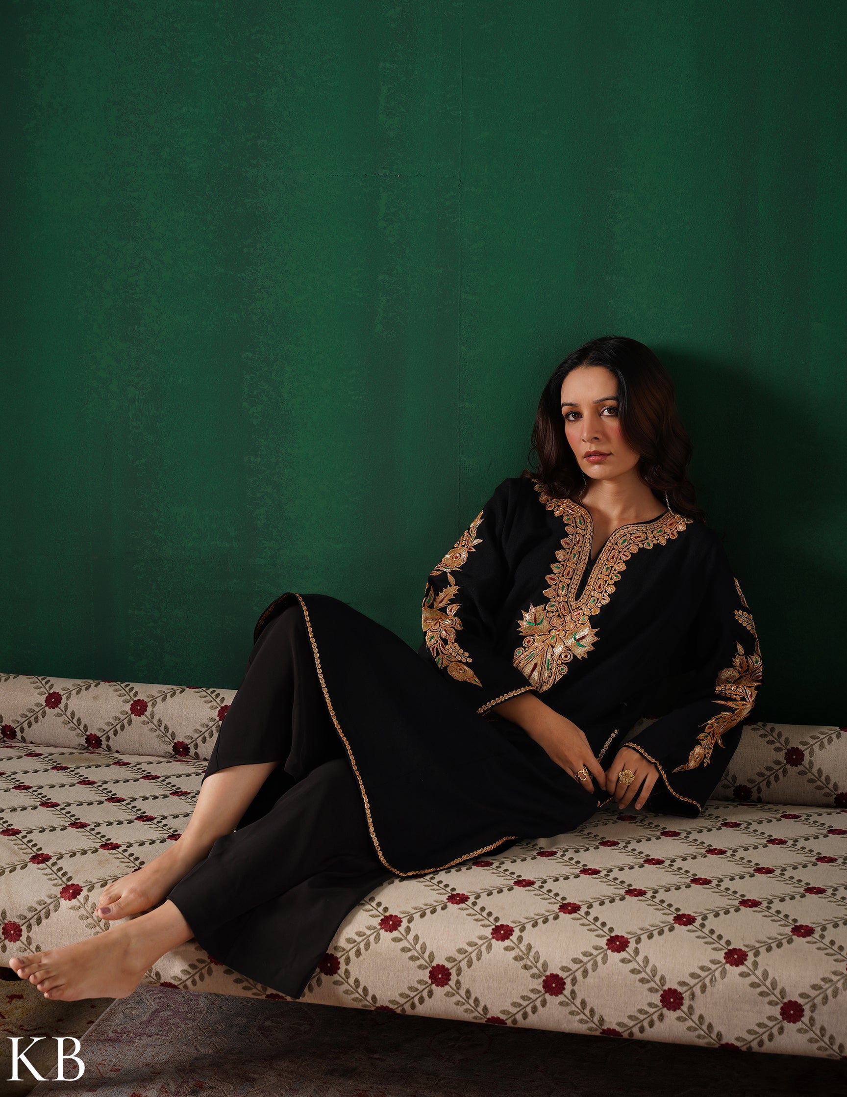 Kashmiri Golden Boti Tilla Embroidered Woollen Phiran – Black | Handcrafted Heritage
