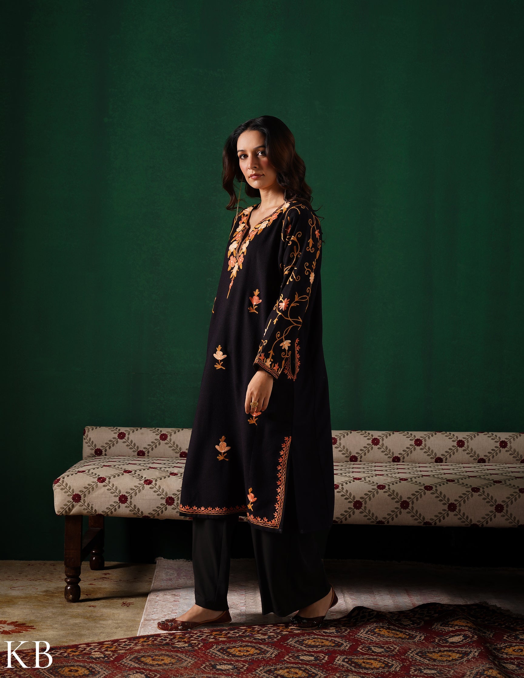 Kashmiri Pink & Brown Aari Embroidered Woollen Phiran – Black | Timeless Winter Wear