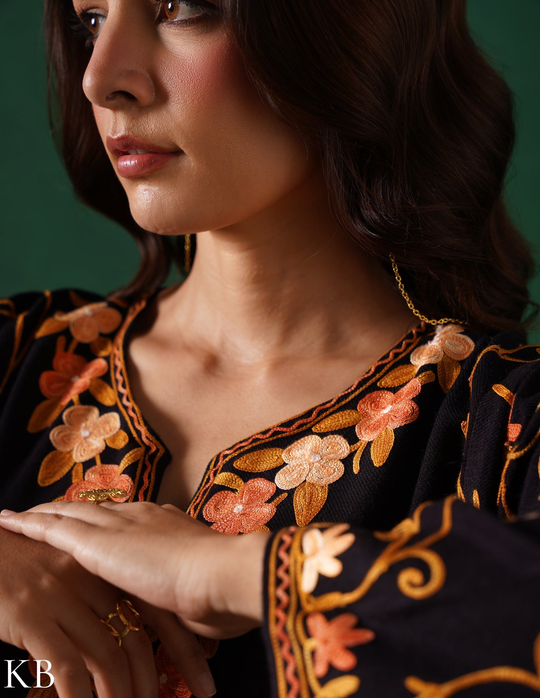 Kashmiri Pink & Brown Aari Embroidered Woollen Phiran – Black | Timeless Winter Wear