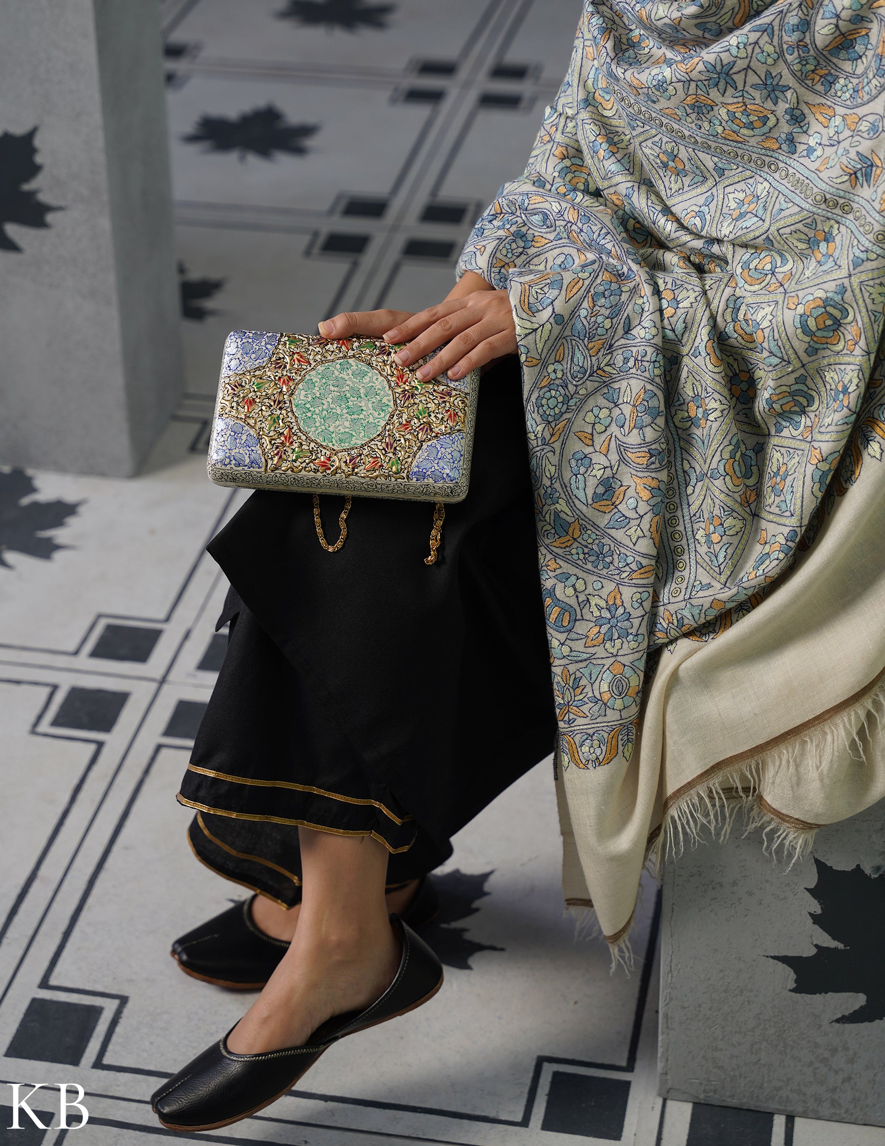 Kashmiri Papier Mâché Clutch – Large White Hand-Painted | Artisan-Made | Handcrafted Heritage