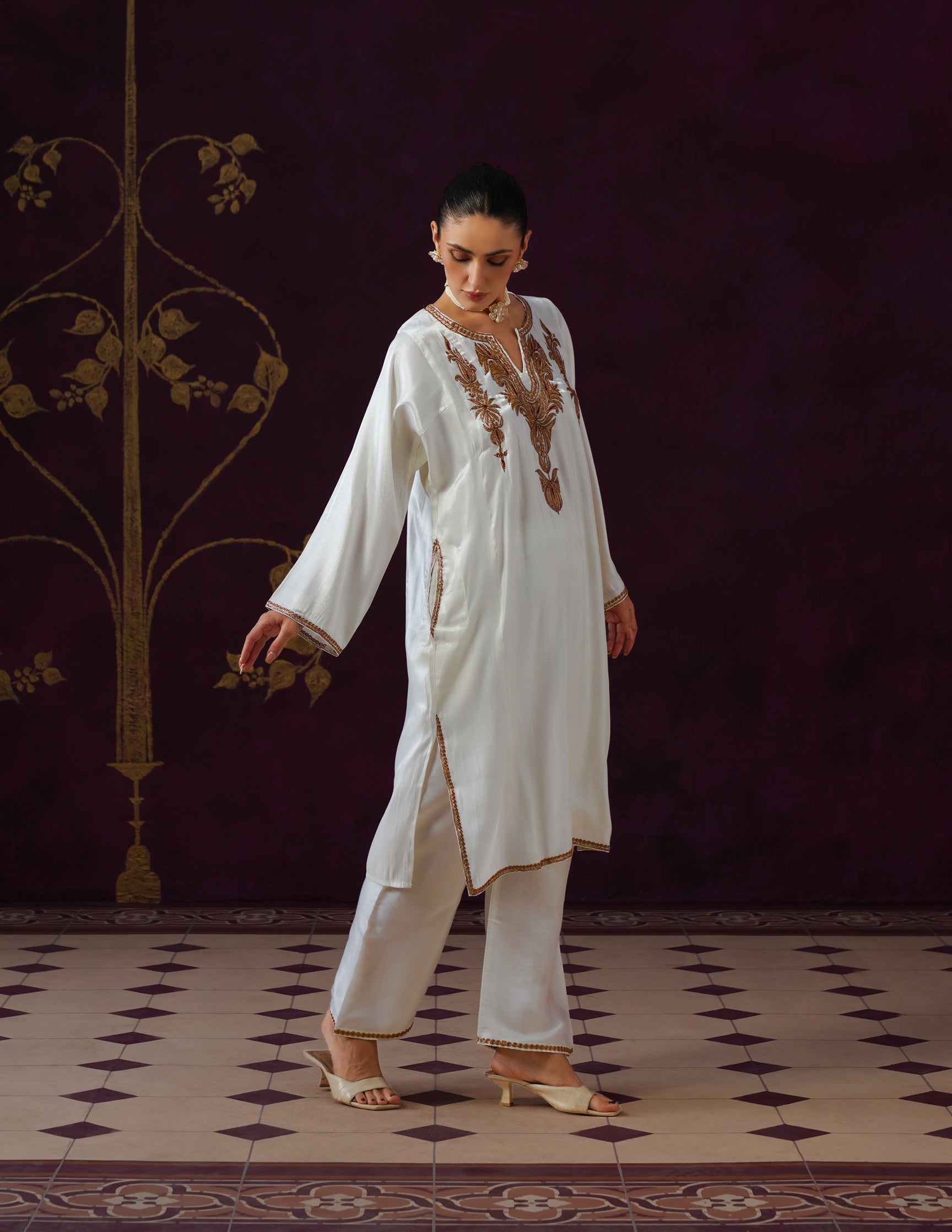 Kashmiri Tilla & Thread Embroidered Silk Phiran Set – Off-White