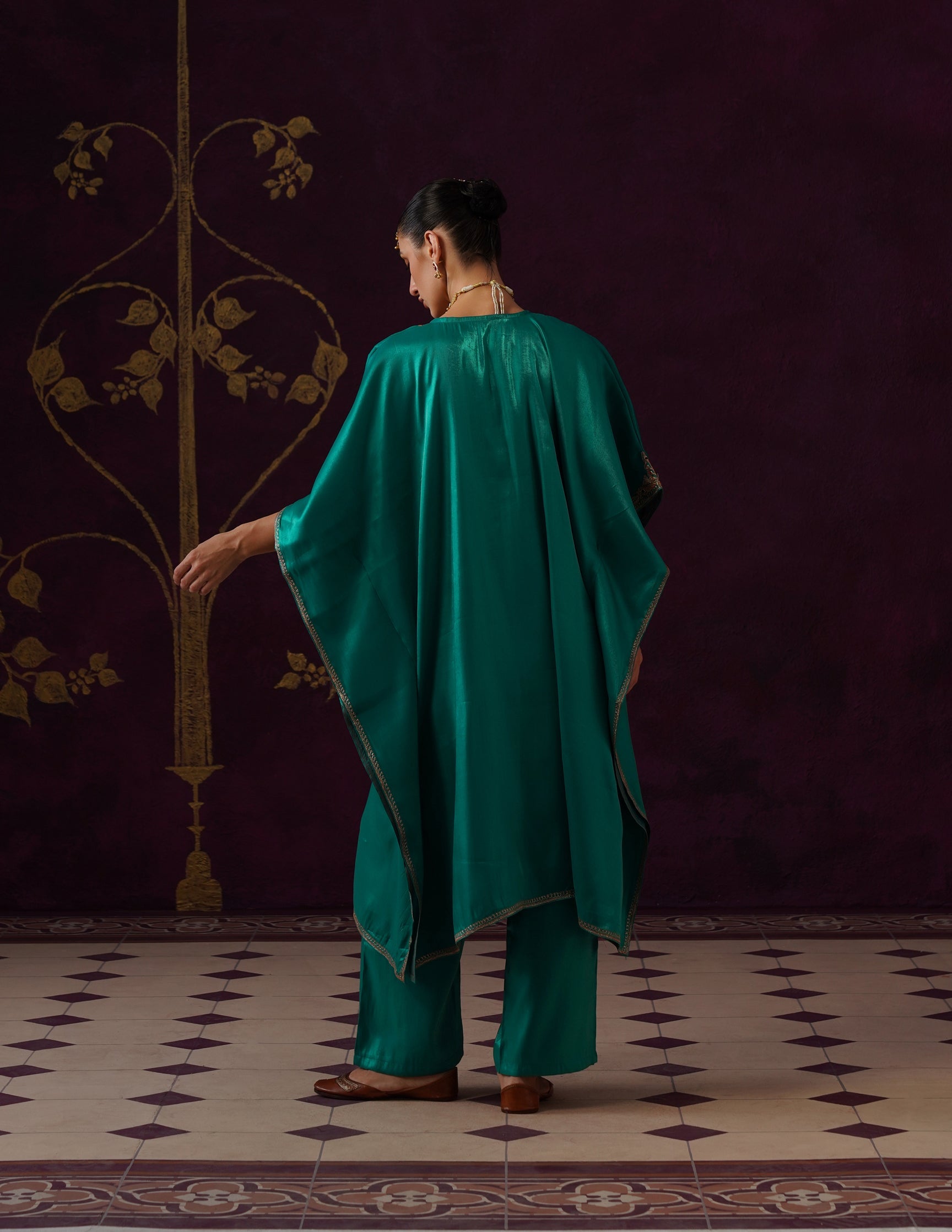 Kashmiri Tilla & Thread Embroidered Silk Kaftan Set – Emerald Green