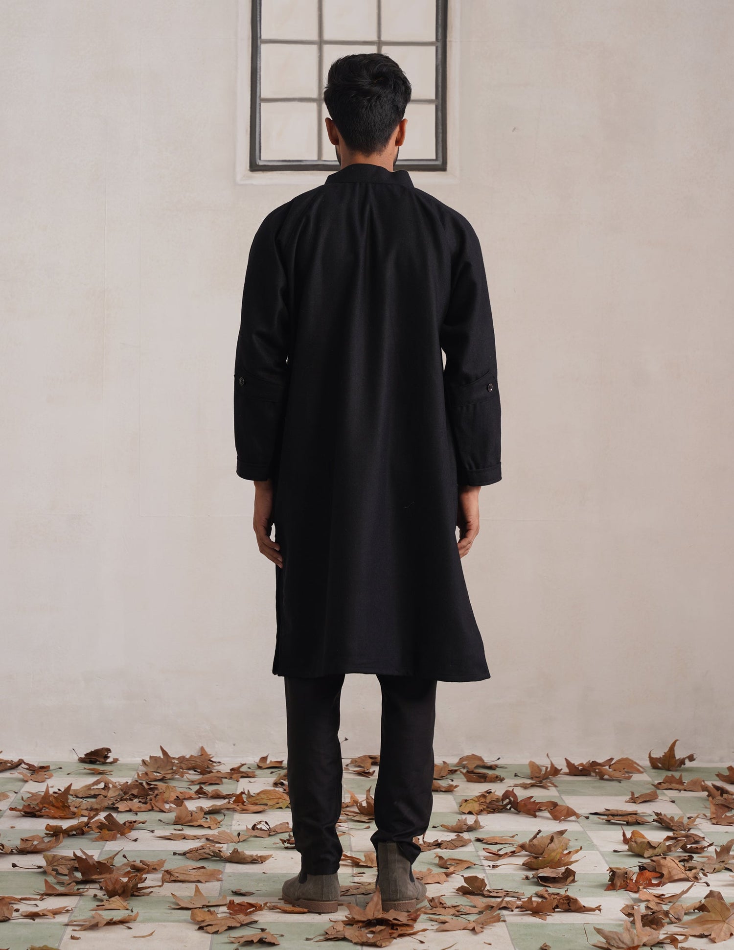 Black Chinese Collar Long Coat-Style Men’s Phiran – Kashmiri Tweed Winter Pheran | AAGAZ