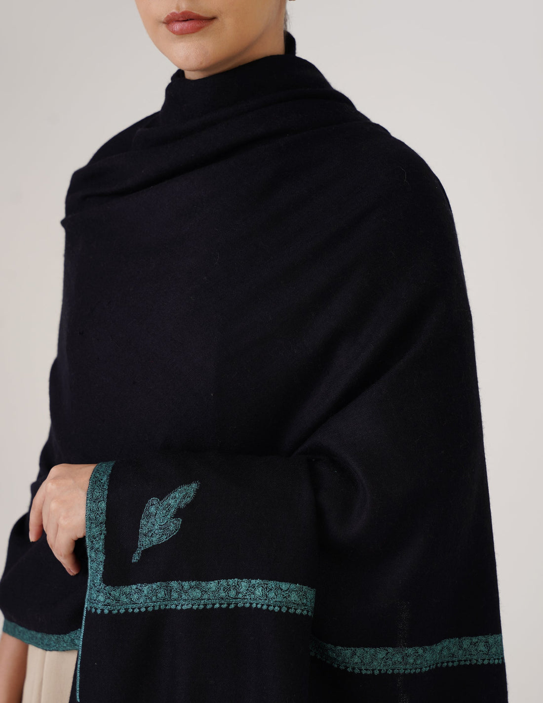 Kashmiri Handwoven Pashmina Sozni Shawl Hashidaar – Black | Sea Green Heritage - Kashmir Box