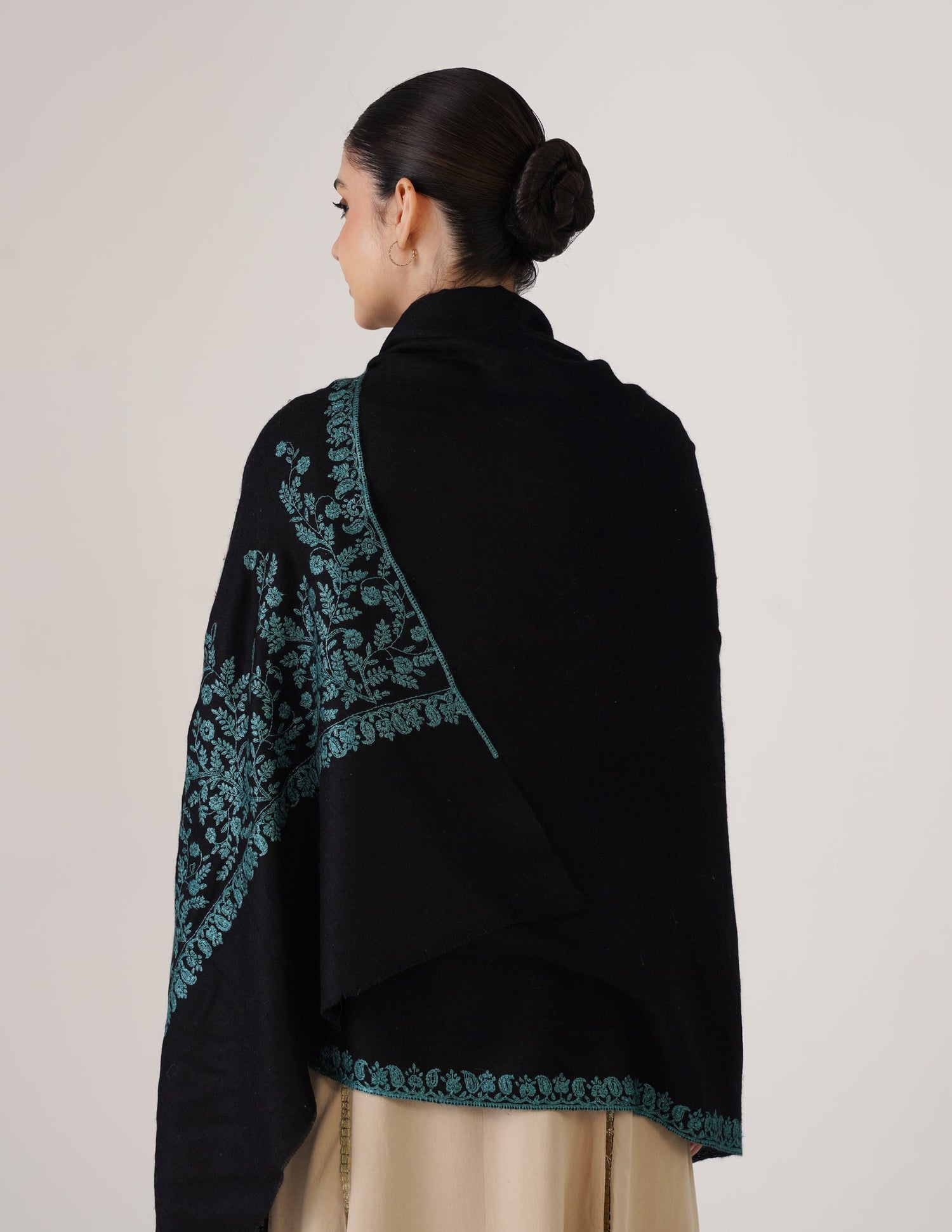 Kashmiri Handwoven Pashmina Sozni Shawl Paldaar – Black | Sea Green Heritage - Kashmir Box
