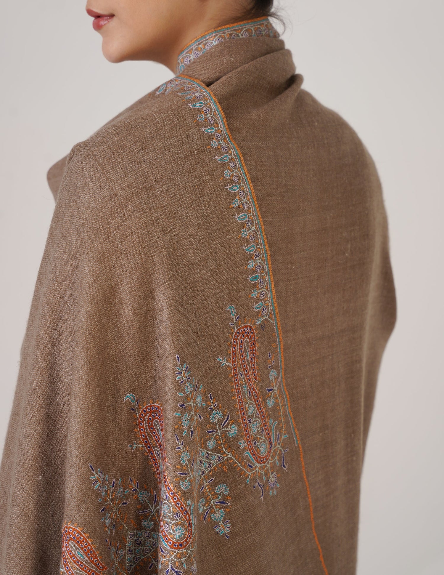 Kashmiri Handwoven Pashmina Sozni Shawl Paldaar – Natural | Handwoven Heritage