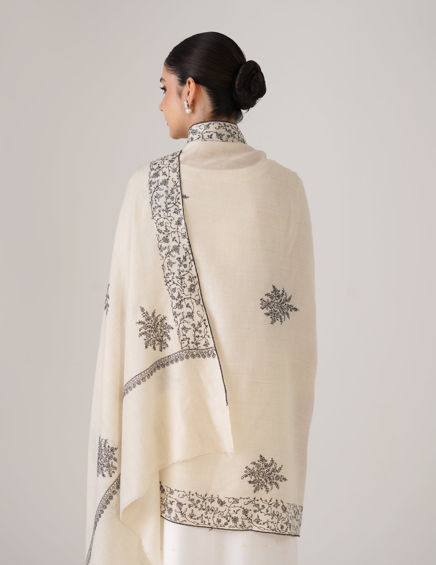 Kashmiri Handwoven Pashmina Sozni Shawl Bootidar – Off White | Black Heritage - Kashmir Box
