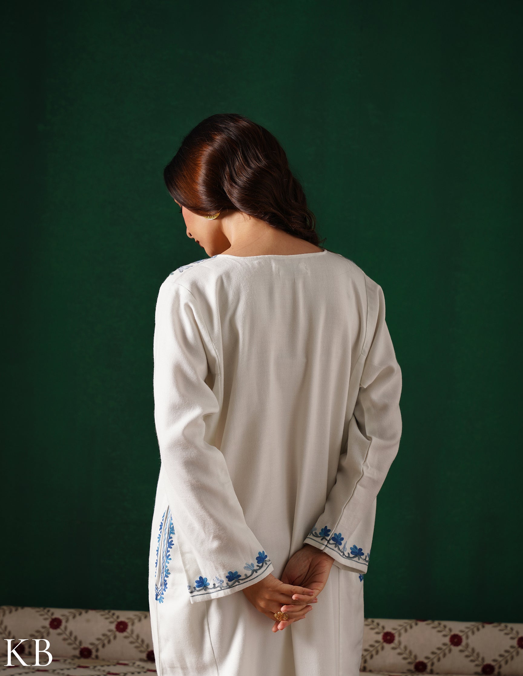 Kashmiri Blue &amp; Grey Aari Embroidered Woollen Phiran – White | Timeless Winter Wear
