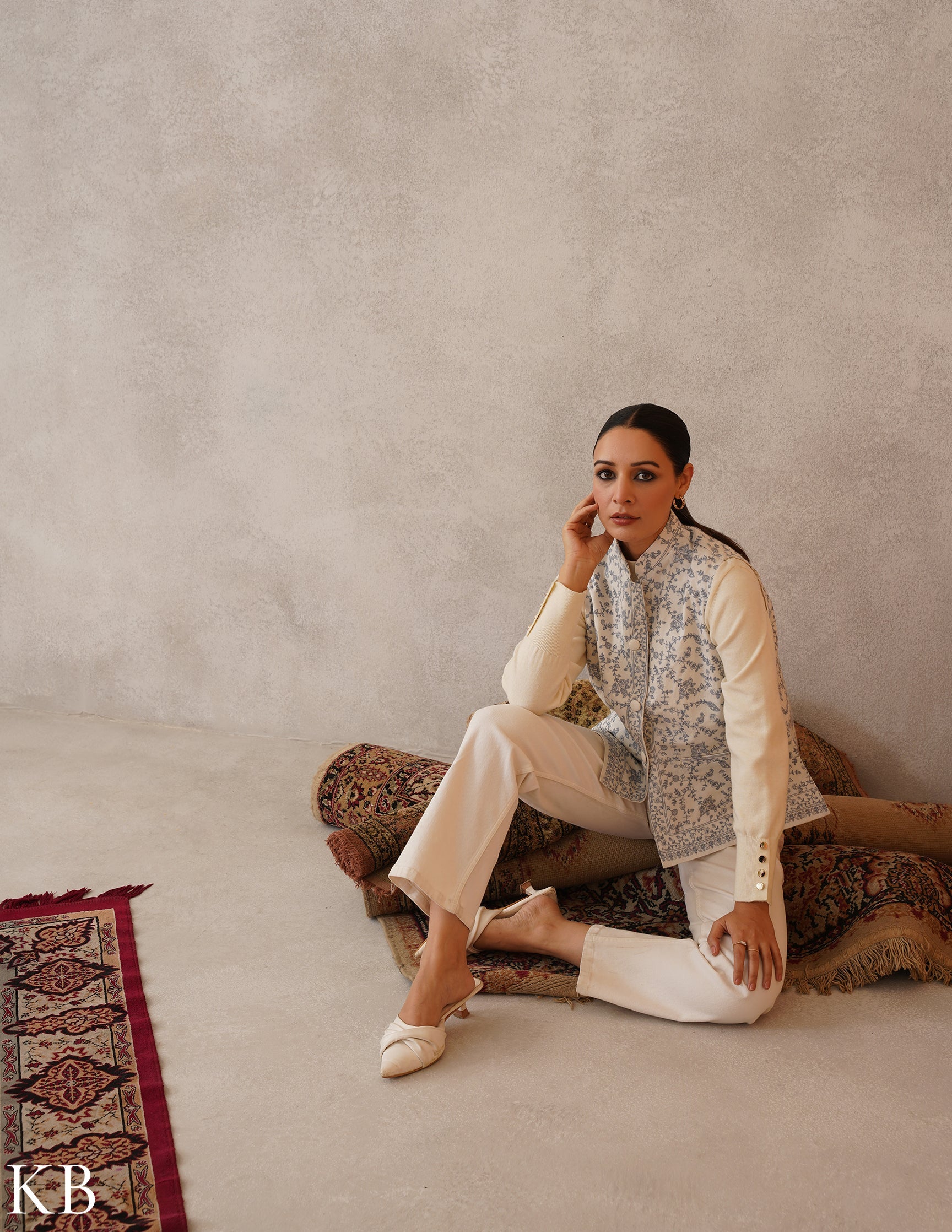 Nayaab Off-White Kashmiri Sozni Fine Wool Waistcoat - Kashmir Box