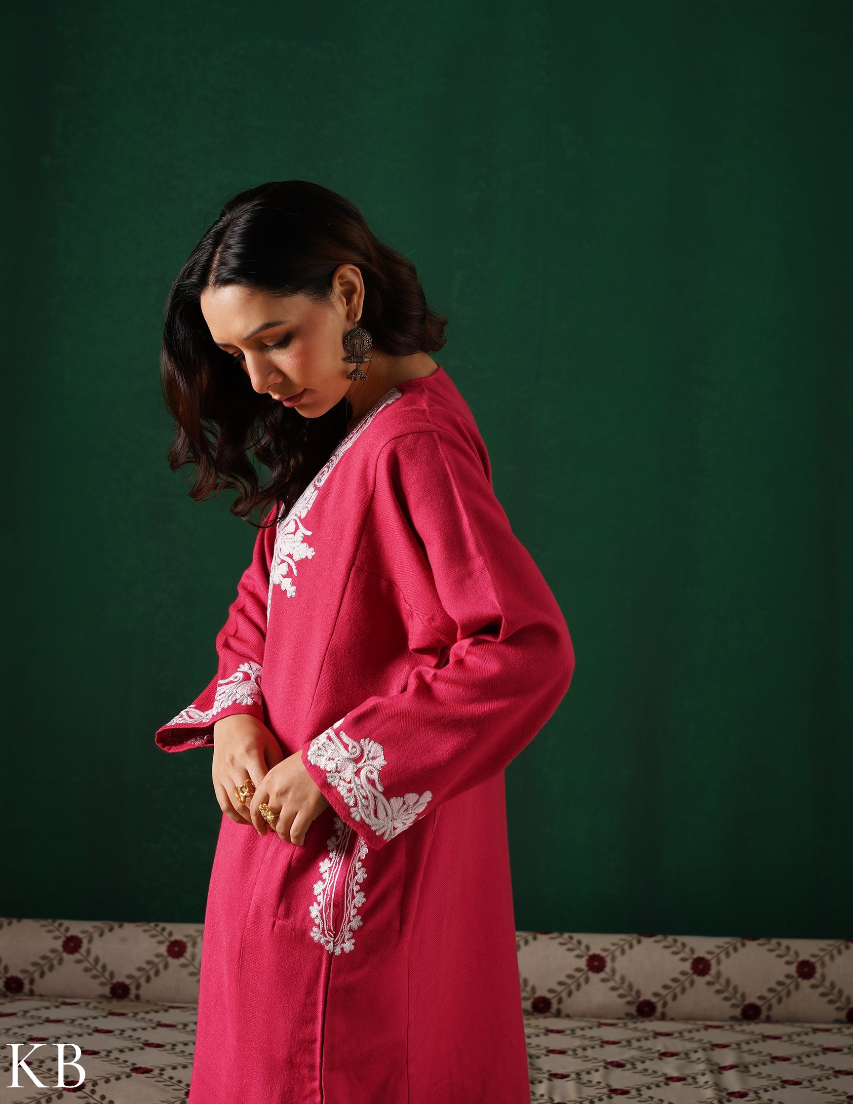 Kashmiri Light Pink Aari &amp; Zari Outlined Woollen Phiran – Dark Pink | Timeless Winter Wear