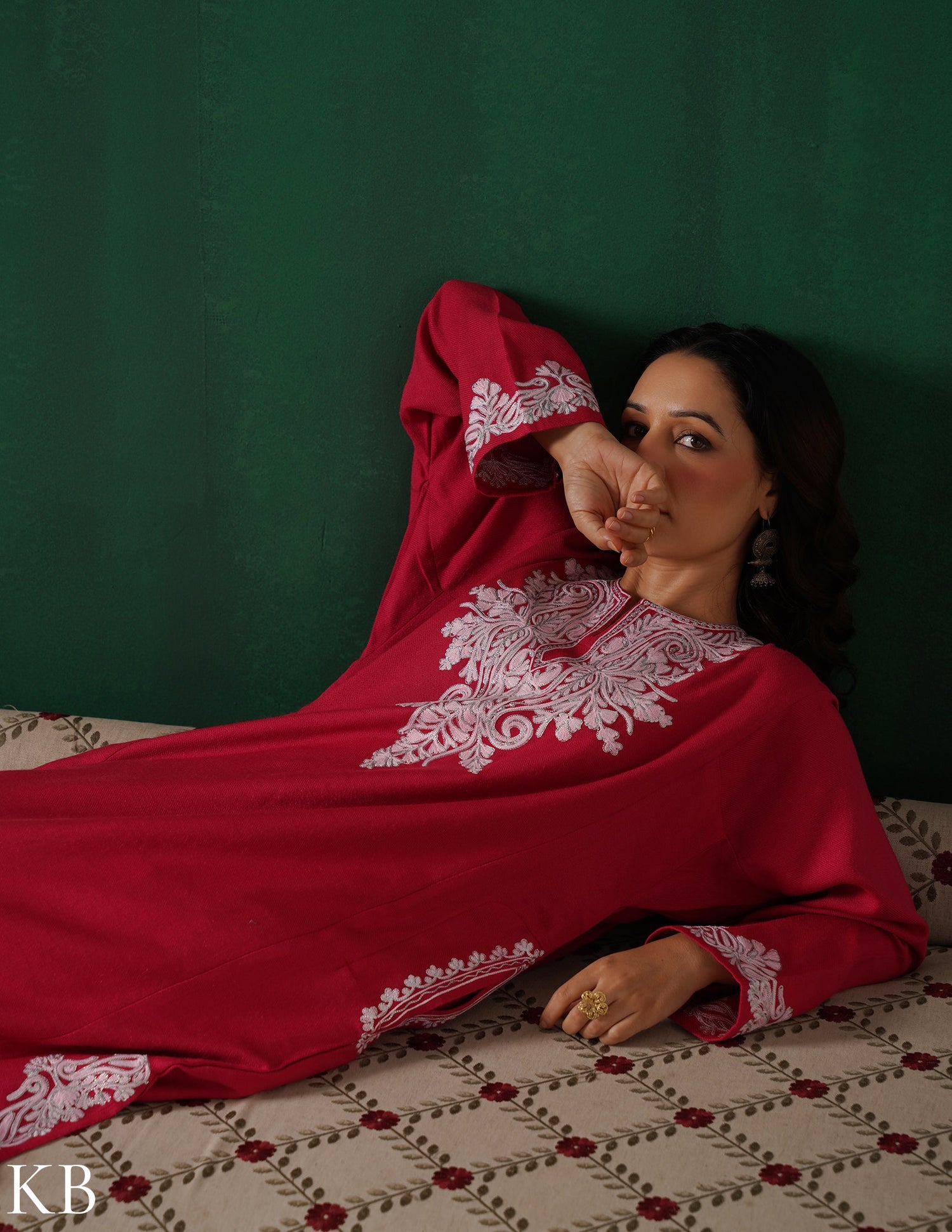 Kashmiri Light Pink Aari &amp; Zari Outlined Woollen Phiran – Dark Pink | Timeless Winter Wear