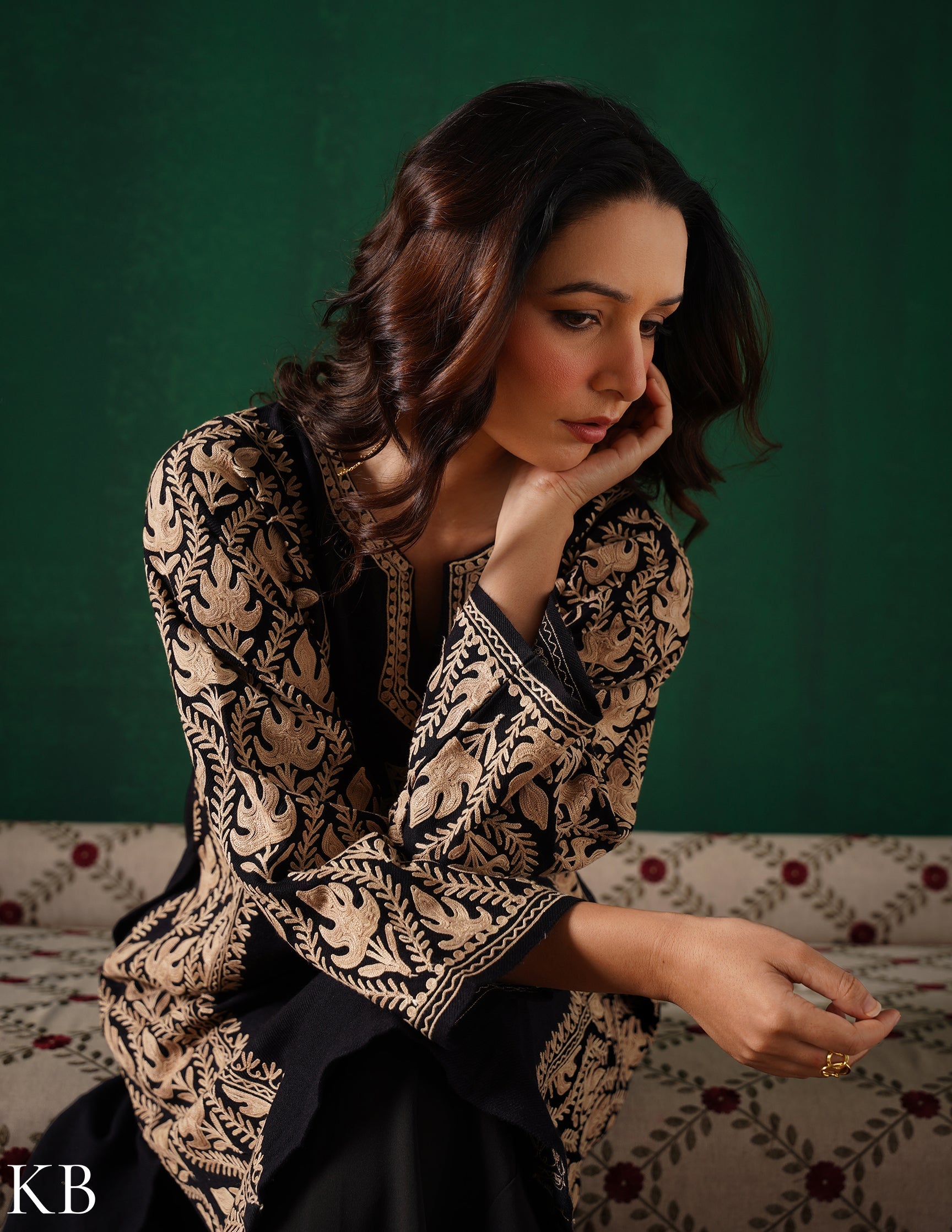 Kashmiri Light Brown Aari Embroidered Woollen Phiran – Black | Timeless Winter Wear