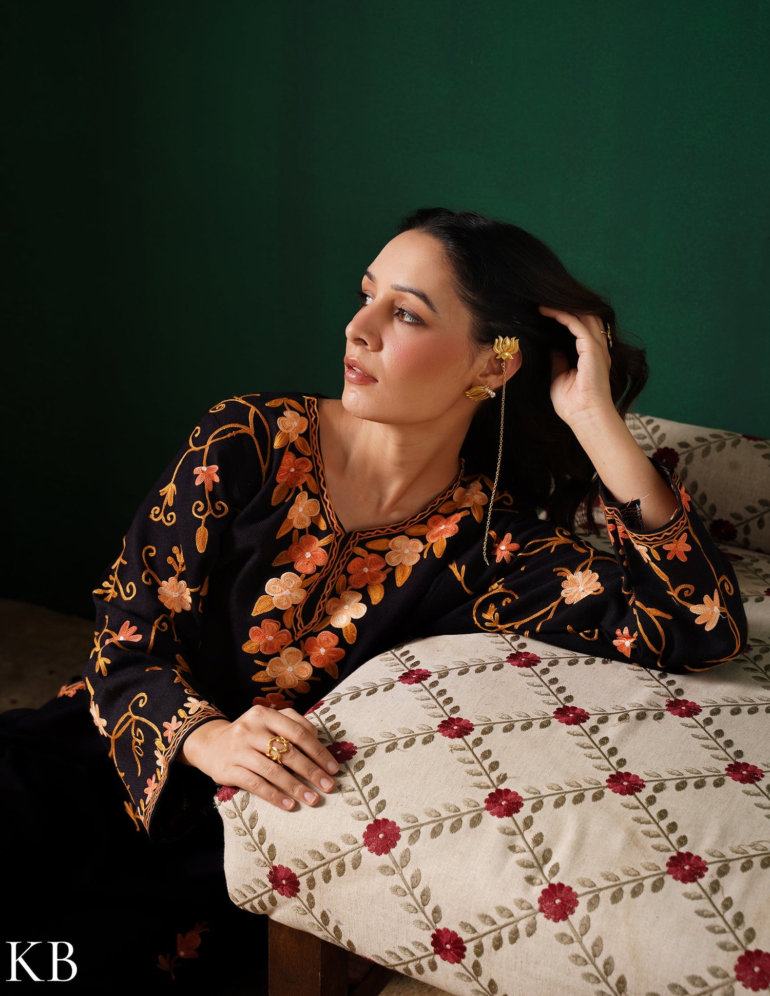 Kashmiri Pink &amp; Brown Aari Embroidered Woollen Phiran – Black | Timeless Winter Wear