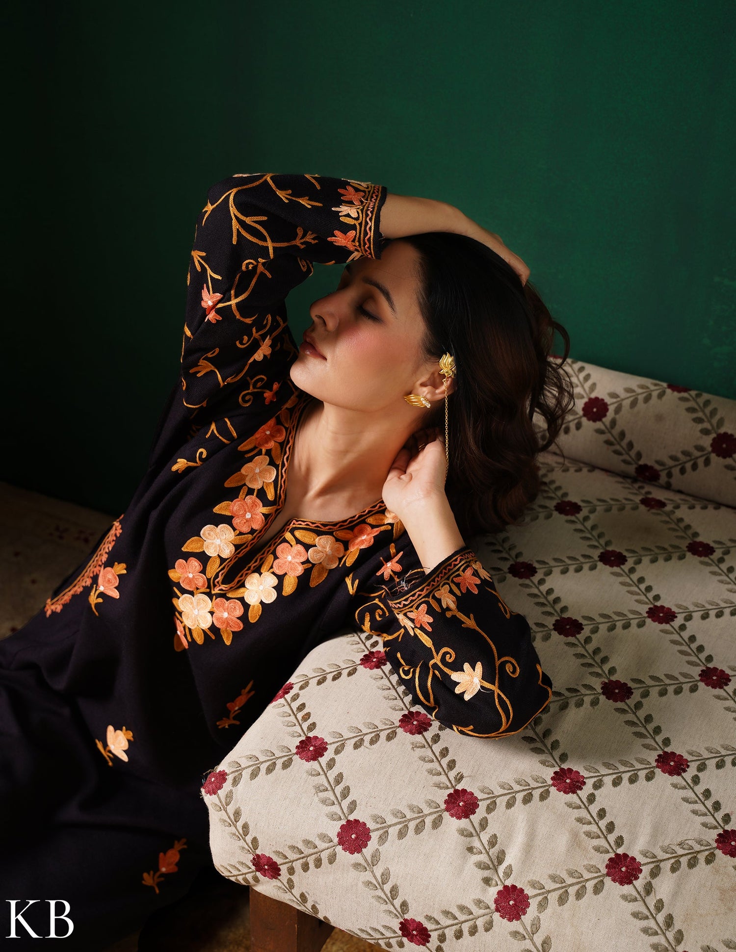 Kashmiri Pink &amp; Brown Aari Embroidered Woollen Phiran – Black | Timeless Winter Wear