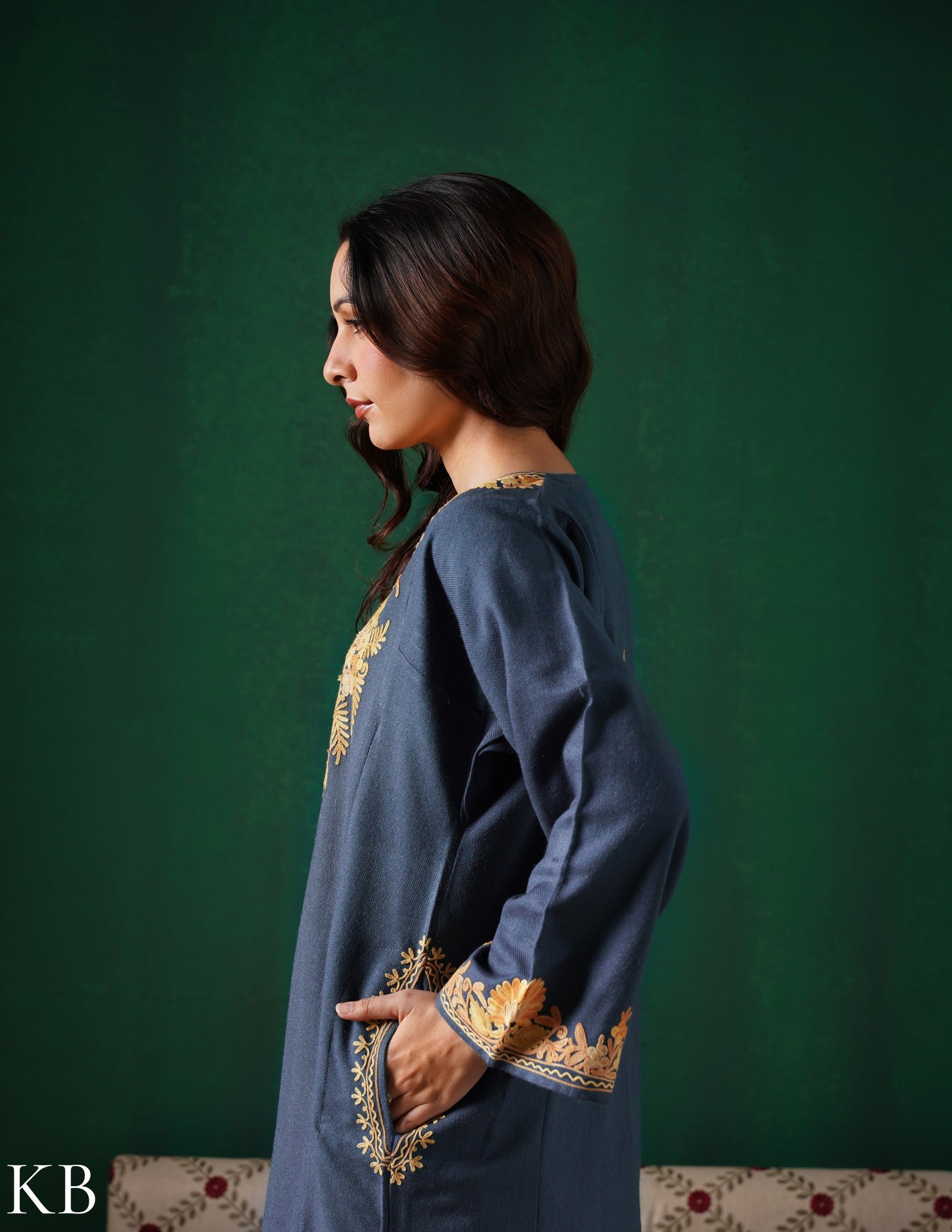 Kashmiri Beige Aari Embroidered Woollen Phiran – Grey | Timeless Winter Wear