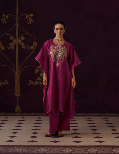 Kashmiri Tilla &amp; Thread Embroidered Silk Kaftan Set – Magenta Pink