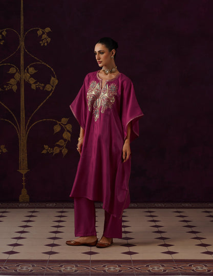 Kashmiri Tilla &amp; Thread Embroidered Silk Kaftan Set – Magenta Pink