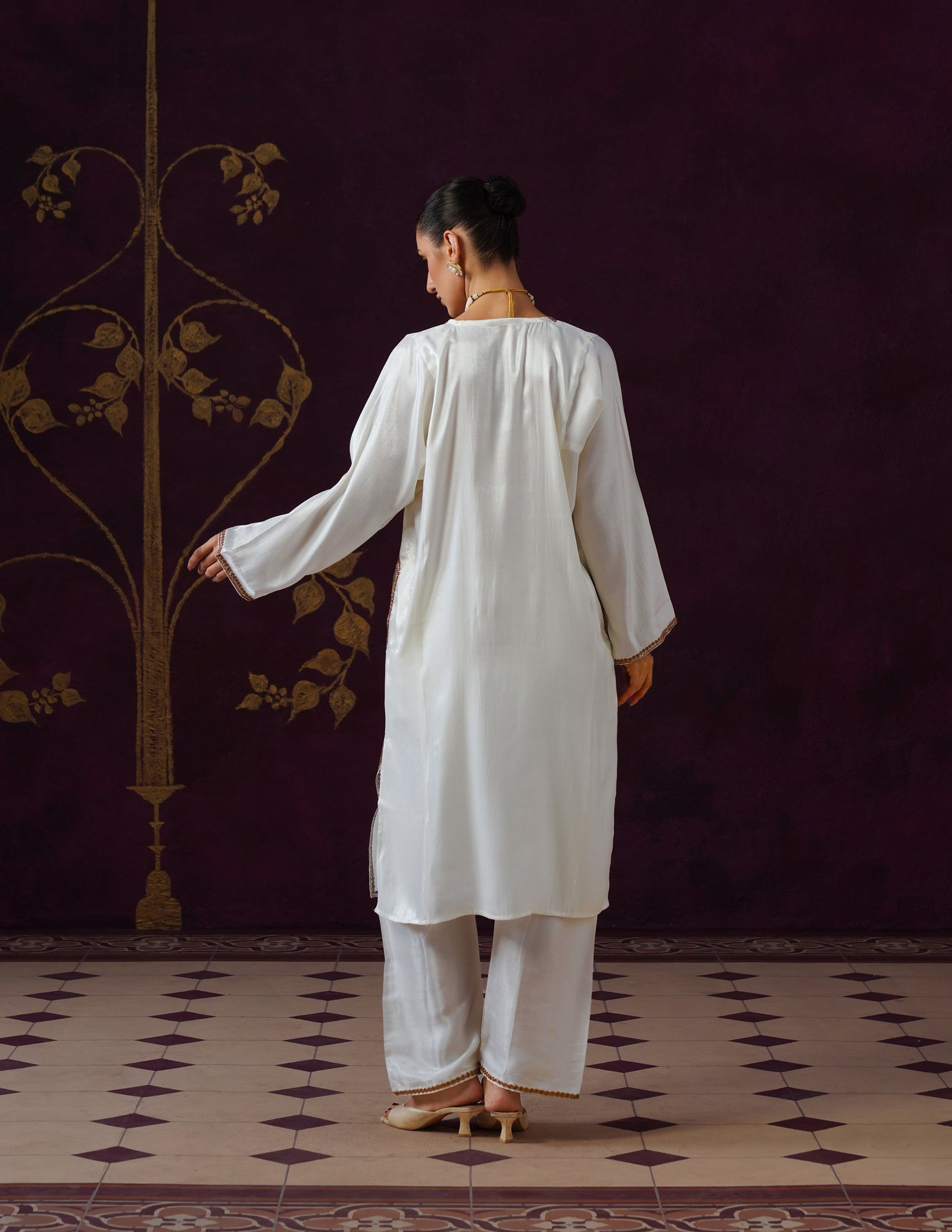 Kashmiri Tilla &amp; Thread Embroidered Silk Phiran Set – Off-White
