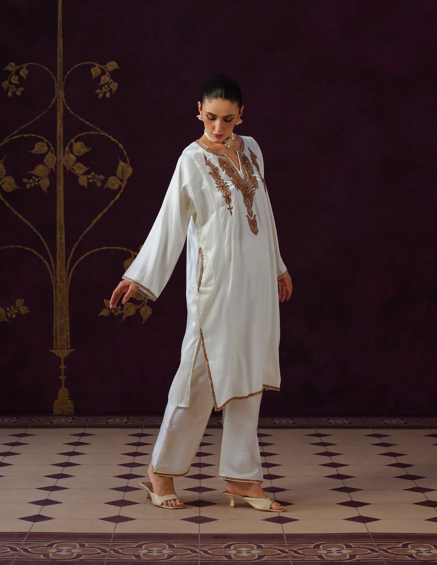 Kashmiri Tilla &amp; Thread Embroidered Silk Phiran Set – Off-White