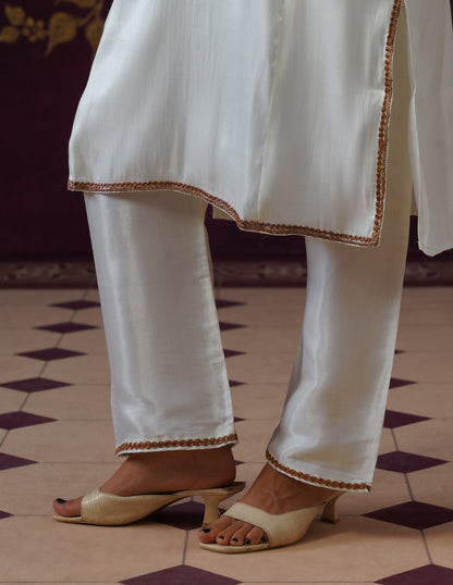 Kashmiri Tilla &amp; Thread Embroidered Silk Phiran Set – Off-White