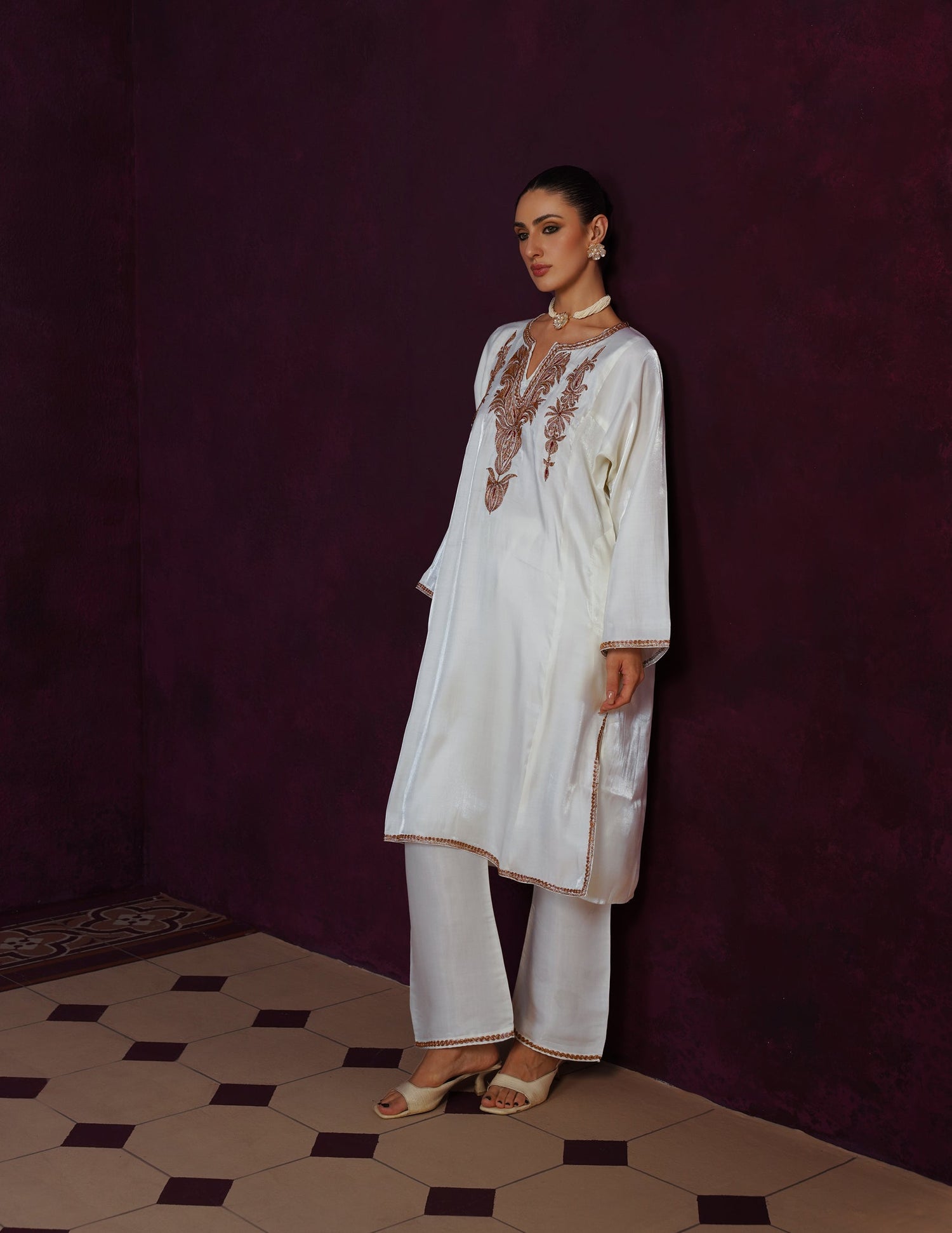 Kashmiri Tilla &amp; Thread Embroidered Silk Phiran Set – Off-White