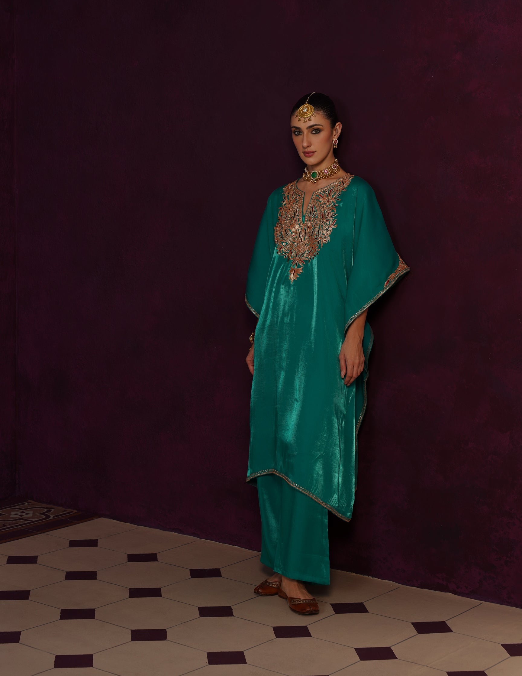 Kashmiri Tilla &amp; Thread Embroidered Silk Kaftan Set – Emerald Green