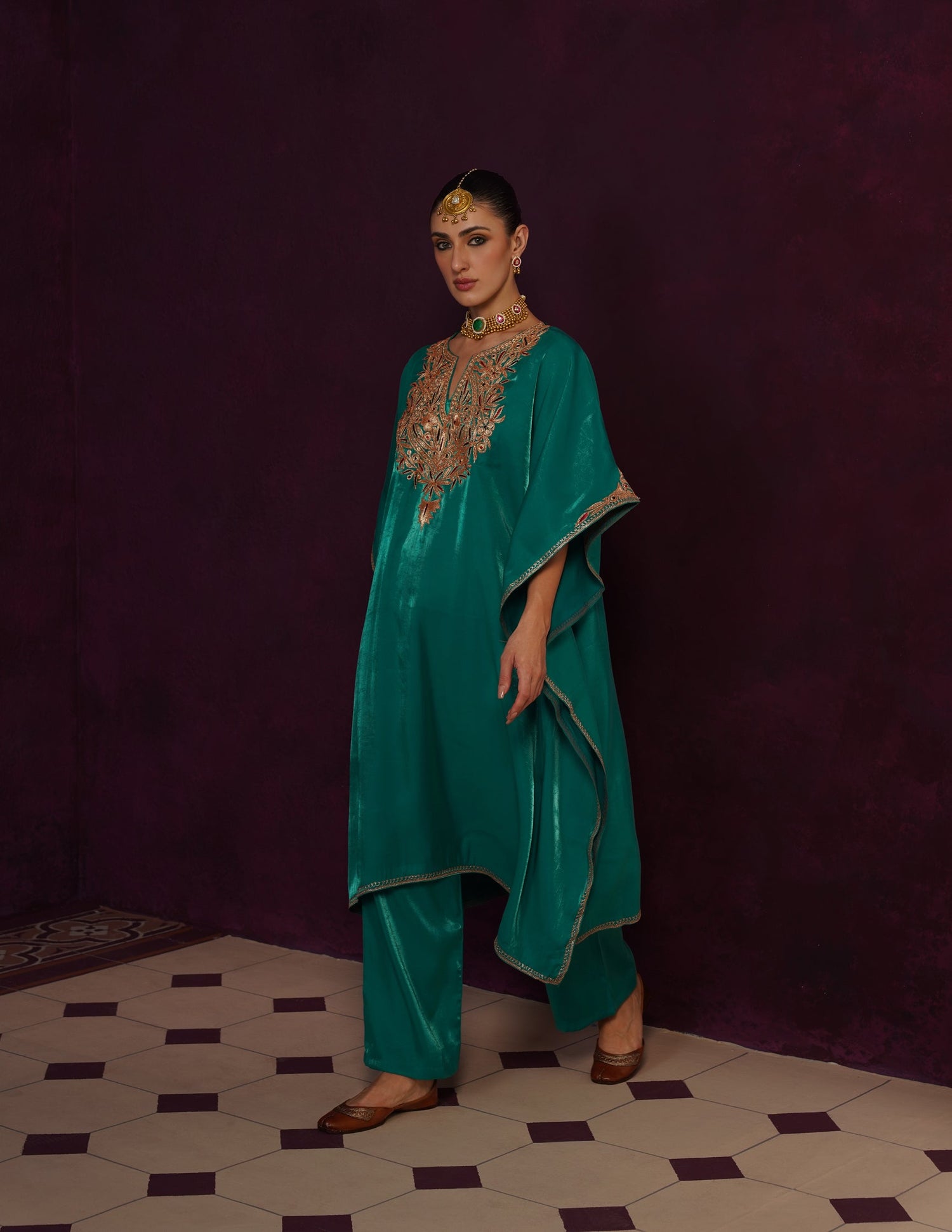 Kashmiri Tilla &amp; Thread Embroidered Silk Kaftan Set – Emerald Green