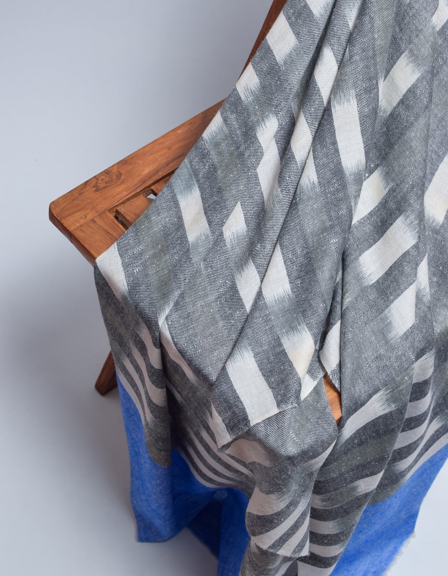 Black n White Stripes Handwoven Ikat Pattern Cashmere Pashmina Stole - Kashmir Box