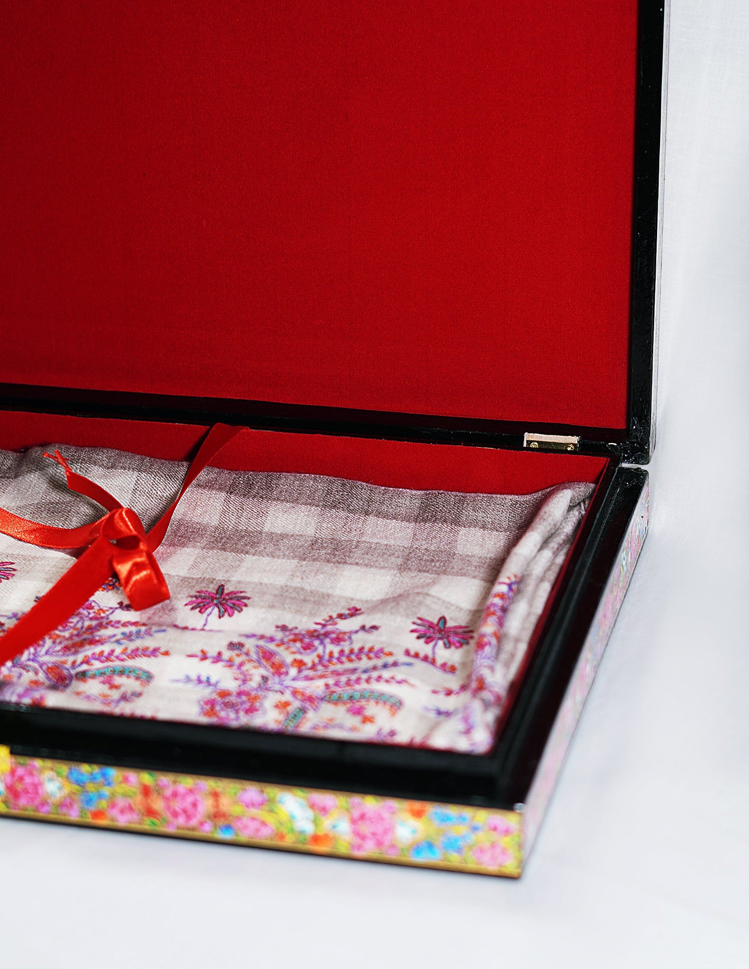 Papier-Mâché Pashmina Box — Hand-Painted Design | 30.5 cm (L) × 40.5 cm (B) × 5.5 cm (H)