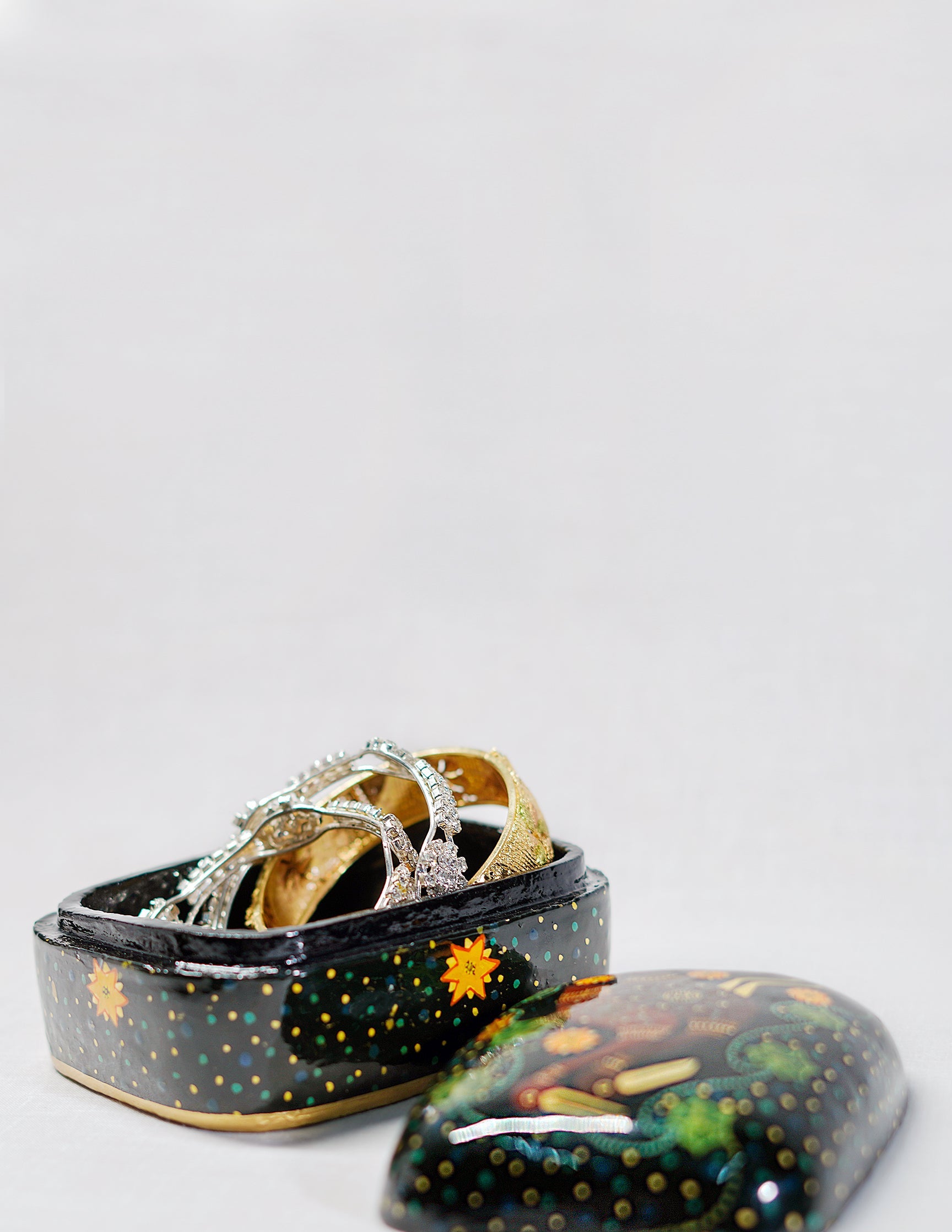 Papier-Mâché Trinket Box — Hand-Painted Design | 8.5 cm (L) × 11.5 cm (B) × 5.5 cm (H)